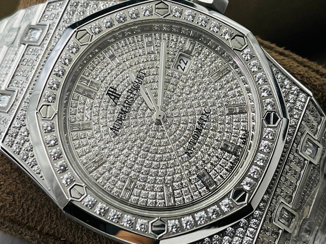 市场V4最高版本 爱.彼皇家橡树15400满天星系列腕表！🔥💯 1⃣️搭载进口9015机芯机械改装Cal.3120机芯，走时精准！ 2⃣️直径41MM！厚度9.8MM！ 3⃣️全表采用高亮度钻镶嵌，技艺精湛，不掉钻！ 4⃣️采用圈口可拆卸结构，市场大部分版本圈口不能拆卸！ 5⃣️316L全钢精磨工艺，质感更好！ 6⃣️全钻表盘，搭载高端指针！