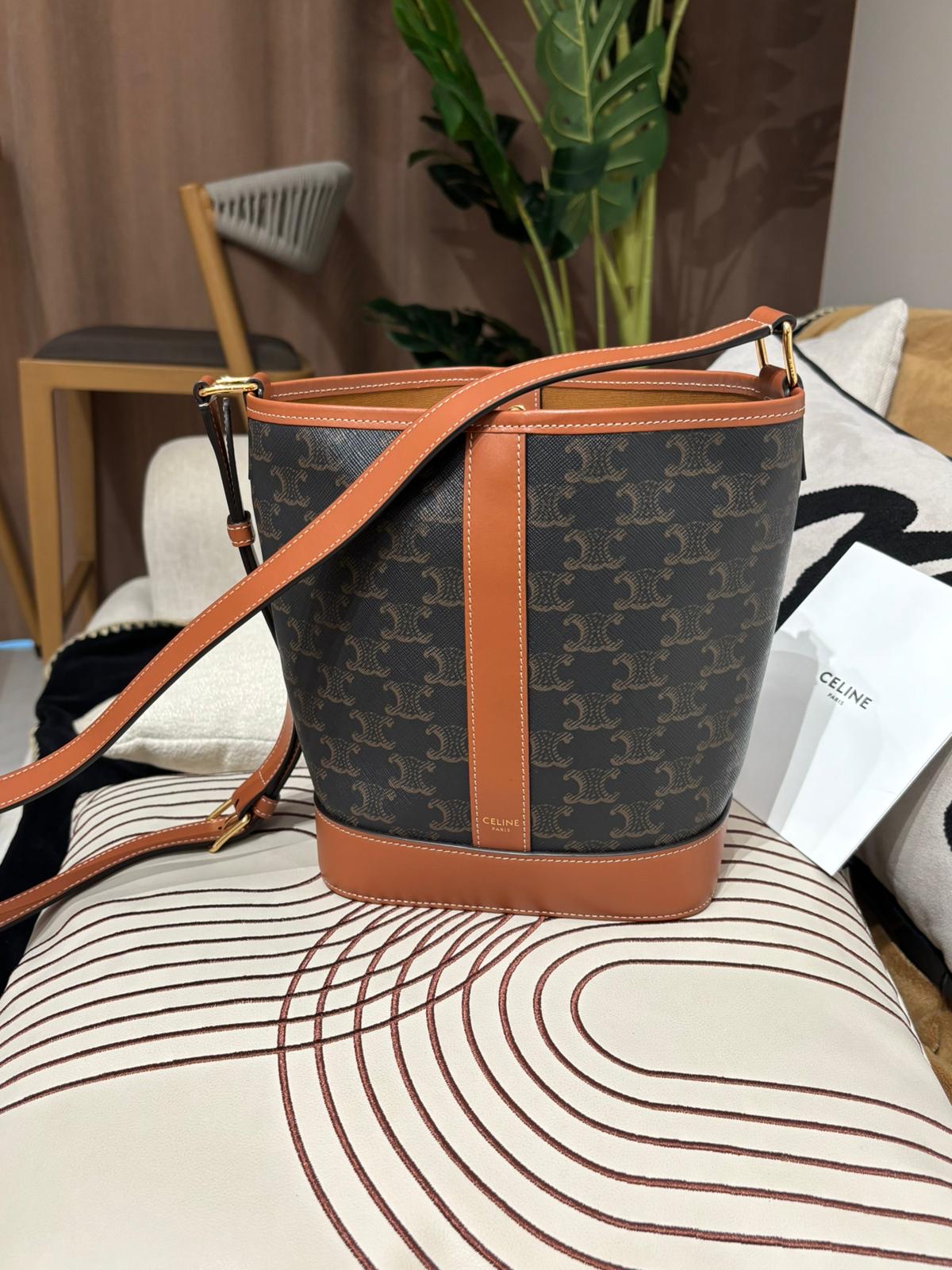 未使用品 CELINE SMALL BUCKET IN TRIOMPHE bag 100%Authentic, 未使用Unused ✅專門店收據 ✅塵袋 