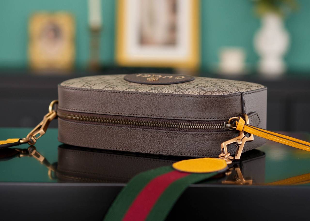 🥯Neo Vintage Supreme 虎头 相机包24cm （原厂皮 全铜五金） 正品售价¥10.000 虎头相机包，宽肩带随性帅气， 内里搭配小碎花里布 这款是真的很抗造， 红绿织带的搭配，让整个包身的复古感更强烈 容量超级大 百搭四季通用！非常日常好背的一款包 官方款号 476466 尺寸：24x14.5x7cm