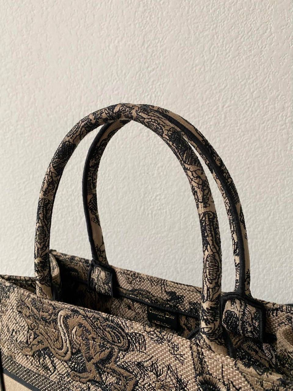 🈶浅咖中号 𝗖𝗗 𝗕𝗼𝗼𝗸 𝘁𝗼𝘁𝗲购物袋"丛林老虎" 老虎系列不断推出新的颜色 不得不说冬季的浅咖色系非常好看 温温柔柔，有种复古的法式浪漫风阿💐✨ 36.5×28×17.5cm