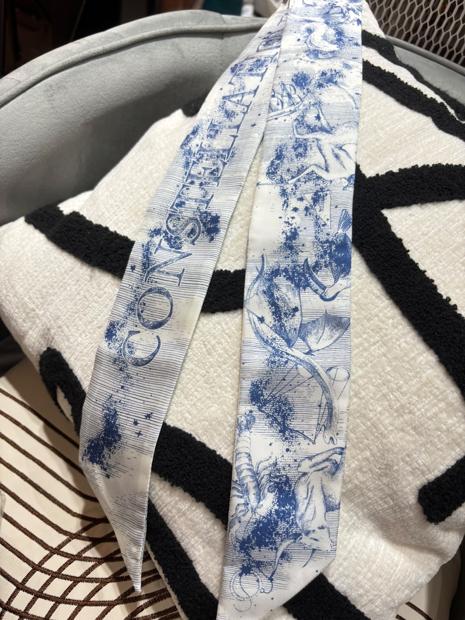 Christian Dior Twilly Toile de Jouy Sauvage Mitzah 絲巾 象牙色和海軍藍斜紋真絲 100%Authentic,98%new