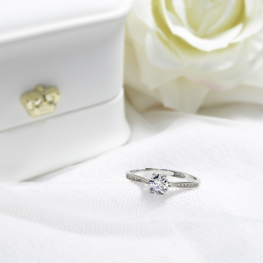 📦訂購 台灣限定 STORY 故事銀飾 浪漫約定 經典六爪莫桑石鑽戒 戒指