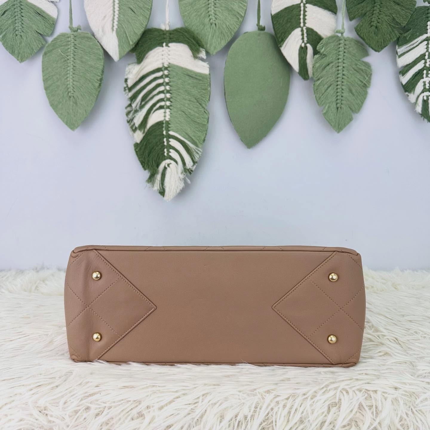 CHANEL 🤍PRE OWNED 22b 奶茶色小牛皮 Tote bag 晶片款🤎