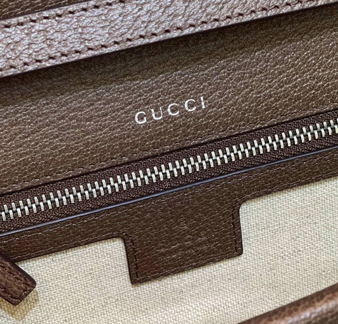 ✈️✈️✈️🔥𝐆𝐮𝐜𝐜𝐢 酒神腋下肩背包# ▪️型号 : 731782 ▪️尺寸 : 25*14*4cm 𝐷𝑖𝑜𝑛𝑦𝑠𝑢𝑠时尚单品永远少不了的酒神包又添新成员啦[耶]依然采用辨识度极高的虎头锁扣、包身小巧轻便. 经典PVC老花➕牛皮❗️搭配2条肩带 链条是现在最流行的腋下背法、最重点的红绿织带饰以饰钉“Gucci”DlY斜挎带太好看了！内部容量大、翻盖口袋双接档、还可当手包使用。