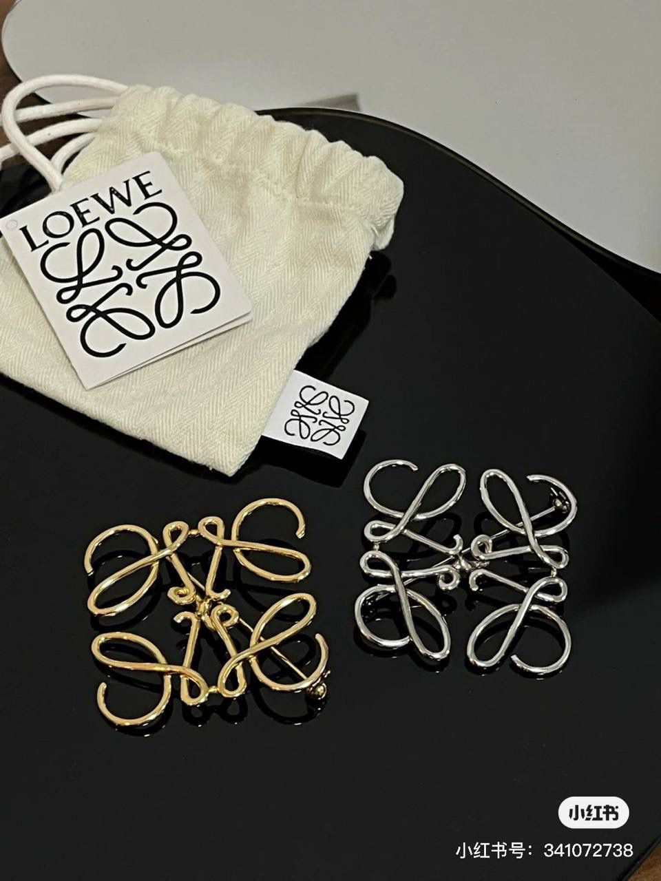 👑人气单品: LOE饰品胸针👑💏【金色/银色】 ❤️纯黄铜，真空电镀18K真金，纯德国进口设备铸造，精湛的手工艺，顶级还原。👌🏻 ❤️尺寸约5.1*4.7*0.15cm