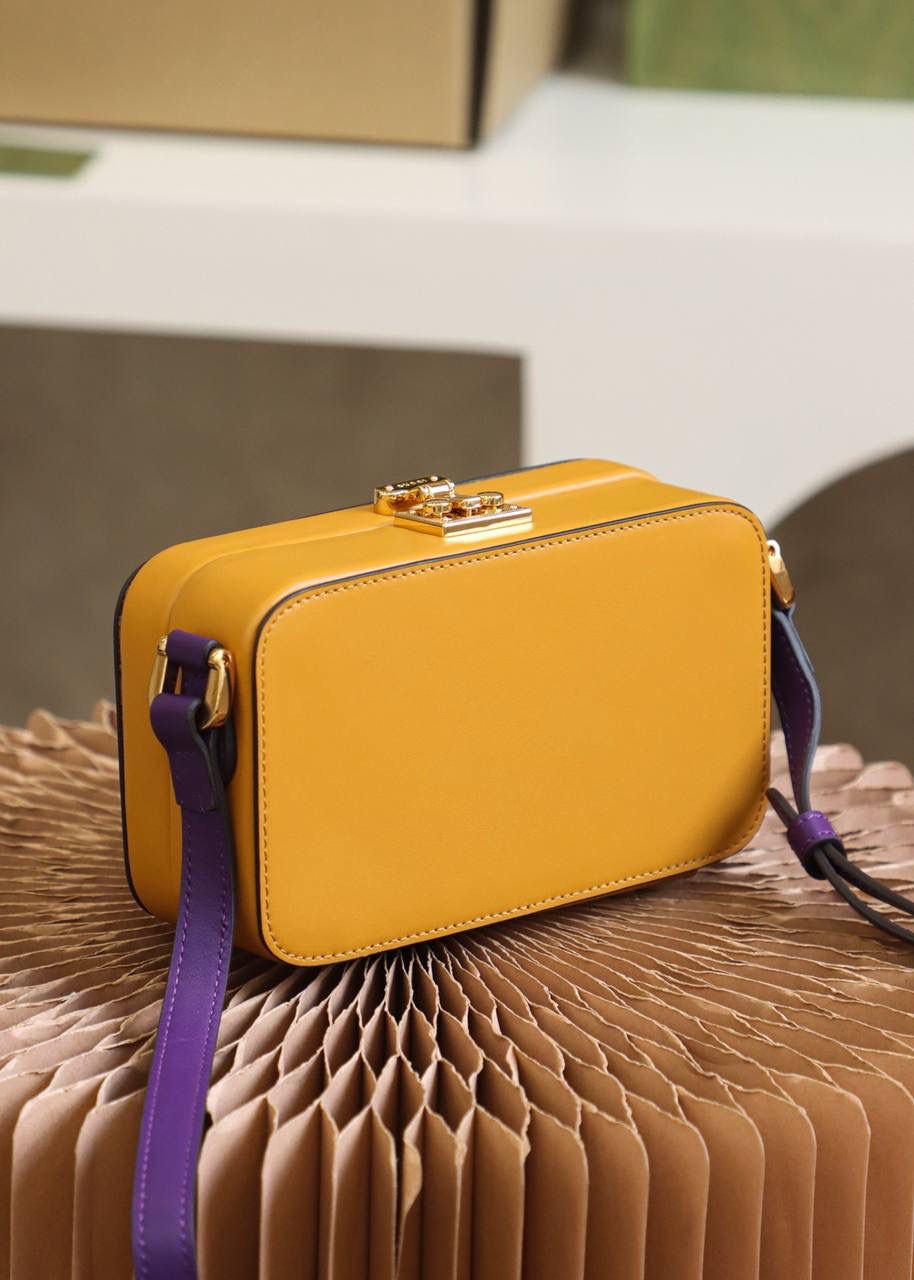 ▪️ 𝙂𝙂盒子包 高级感撞色设计#658230#▪️ ✔️尺寸：17*10*5.5cm 小古新品𝙂𝙂撞色设计盒子包， 这一届的新品太让人眼前一亮了， 撞色的设计搭配盒子包造型， 自带可爱少女气息，竟然附带一丝复古元素！ 盒子包造型搭配经典的𝙋𝙖𝙙𝙡𝙤𝙘𝙠系列锁扣， 可爱的元素搭配经典的搭配融合得恰好！🌈爱了，双𝙂增添了当代时尚格调！