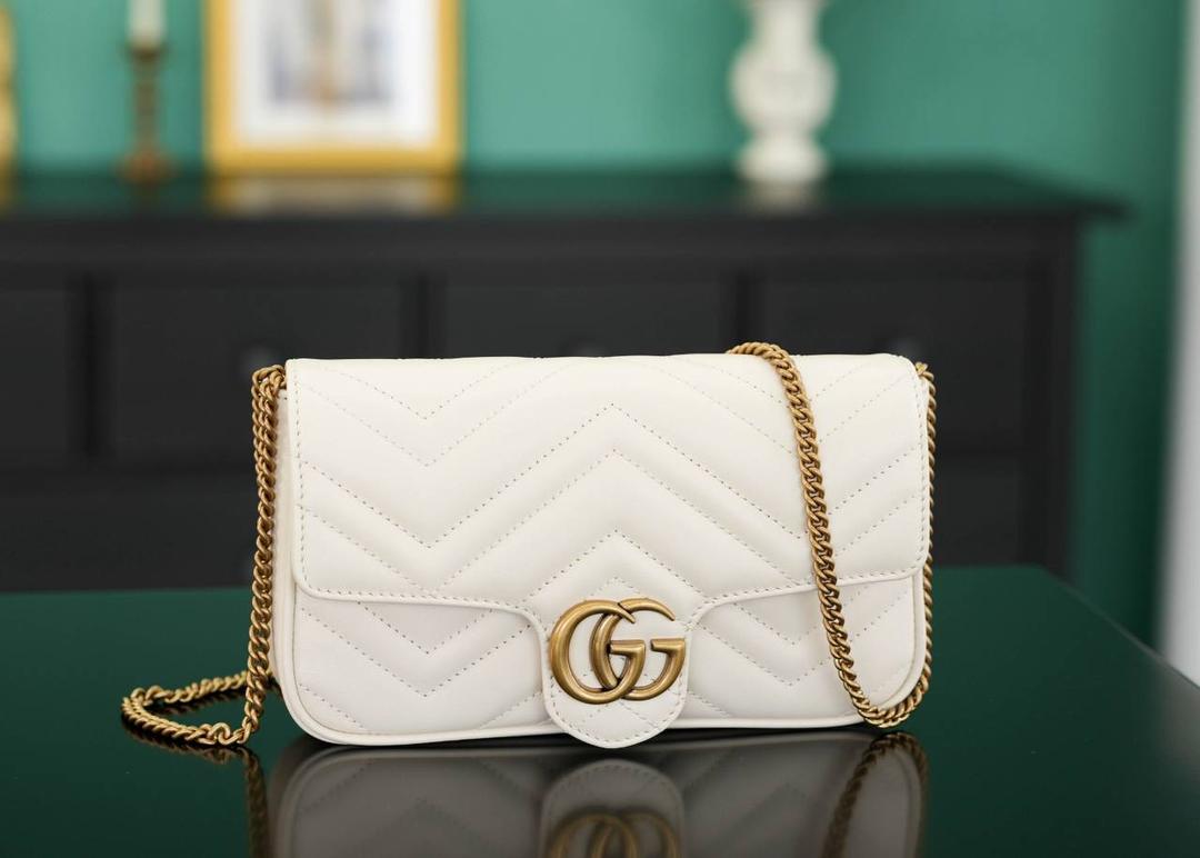 👜GG Marmont系列链条包（配卡包）白色21cm💕 （原厂皮 全铜五金） 正品售价,800 独家原厂皮发售 限量级别 GG马蒙系列又出新款了 原厂牛皮搭配经典的双G扣，复古做旧风格 纠结马蒙22和16.5的姐妹， 设计师真的是听到了大家的心声 新款21cm真的太实用了，大小合适且轻巧不厚重 官方款号 751526 尺寸小号：21x12x5cm 尺寸迷你：16.5x10x5cm