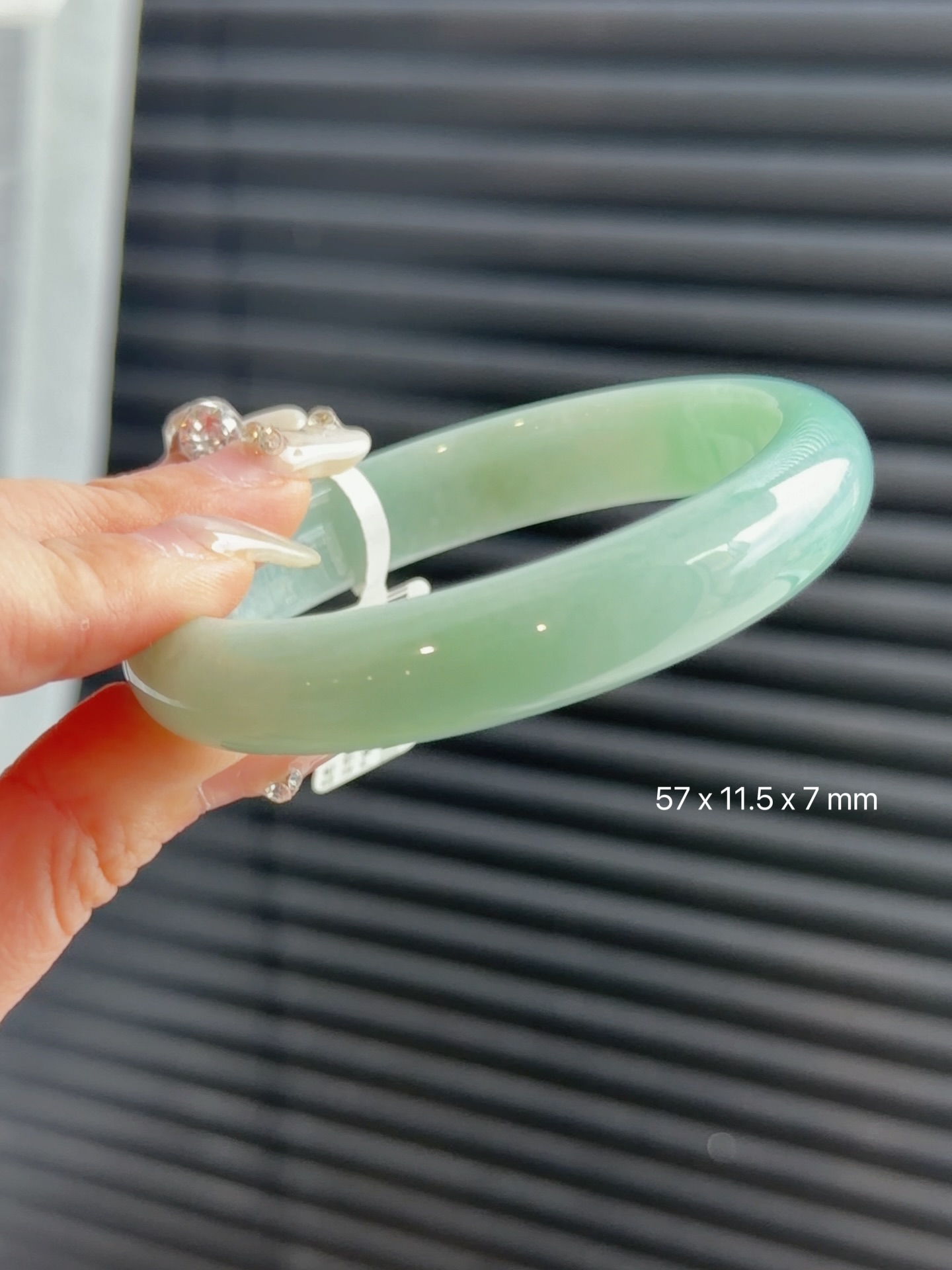 ✨ 马来西亚现货 · 手镯现货发售 ✨💚果绿色调娇润光泽的翡翠手镯，绝对的显白神器💎 手镯尺寸 • 圈口：57 mm • 宽度：11.5 mm • 厚度：7 mm 📄 附证书 每只手镯均附专业鉴定证书，安心选购 ✔️ 🕊 鉴赏期 支持鉴赏期，购买更放心 🌍 全球配送 马来西亚现货，支持全球邮寄 ✈️ 📩 欢迎私讯咨询 / DM 查看细节与实#马来西亚翡翠 #怡保 #吉隆坡 #新山 #新加坡