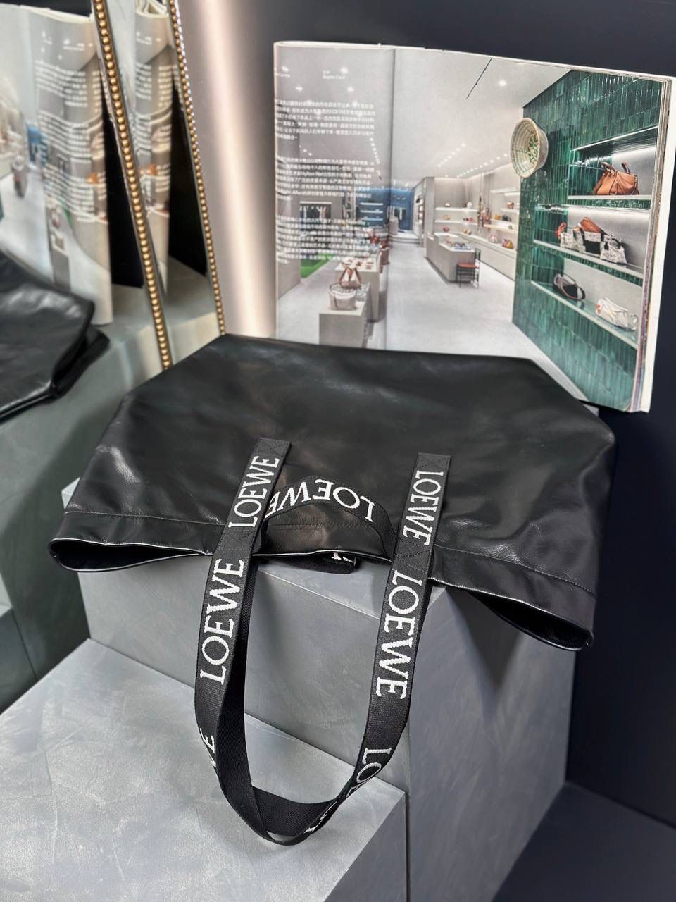 《重新定义罗威风格》 *超人气🔥纸纹牛皮手袋𝙁𝙤𝙡𝙙 𝙎𝙝𝙤𝙥𝙥𝙚𝙧 🌟 颜色:黑色、苹果绿、橙色、棕褐色 皮料:西班牙🇪🇸进口纸纹牛皮 尺寸:50×20×31cm 编码:052055 各大秀场都有它的地位 集“时髦“垃圾袋” ➕阳光“托特包” ➕摩登飒“行李袋” ➕任性美“单肩包” ➕时髦精“纸片袋”一身 飒飒的选它，凹造型选它，想走路都带风的选它，选它，选它！！！ 偷偷告诉你，超薄体积，随时随地百变造型即可入箱跟你环游天下😘😘