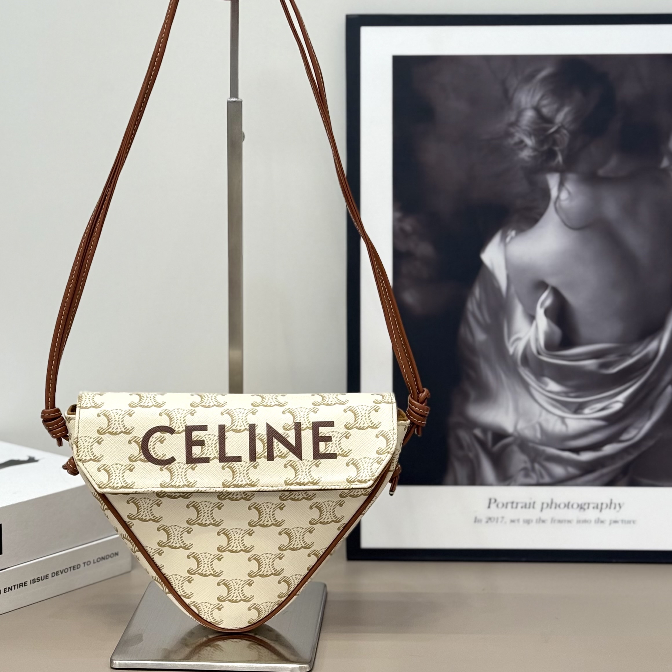 【預訂貨品】Celine白色老花三角包 