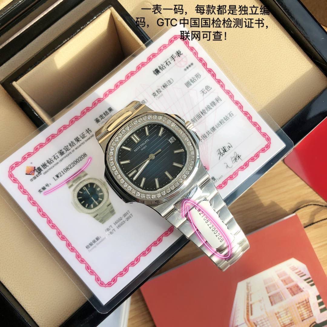 百达翡丽鹦鹉螺5711/1A 🐚 外号“钢王”，结实耐造💪 辨识度拉满，PP家族里价位超友好💰 ✅ 不锈钢运动腕表⚙️，无繁杂计时功能，运动范儿十足🏃‍♂️，日常佩戴低调稳重，颜值超能打✨ ✅ 今日分享台湾厂终极版蓝盘款🔷，40MM表径+8.8MM厚度📏，尺寸和原版几乎无差🎯 ✅ 表圈镶VS1.9天然真钻💎，带GTC权威真钻证书📜，质感直接拉满 ✅ 刻度夜光纯白⚪️、指针带淡绿🟢，完美复刻原装，比MKS/PF全淡绿款更贴原版✅ ✅ 12点下英文字体升级📝，比PF款更大更清晰，细节更到位🔍