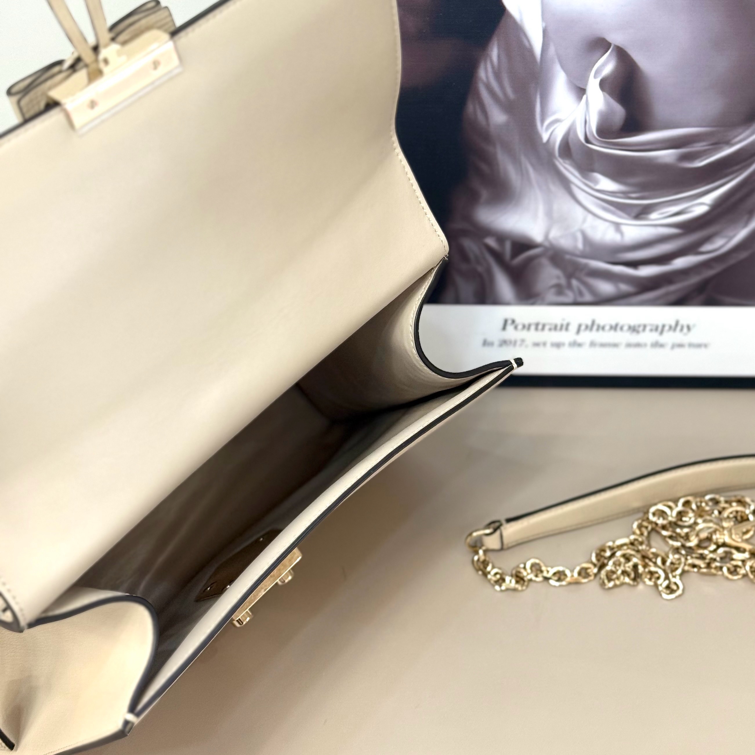 【預訂貨品】閒置新⭐️  Ferragamo Letty系列米白色牛皮斜孭包