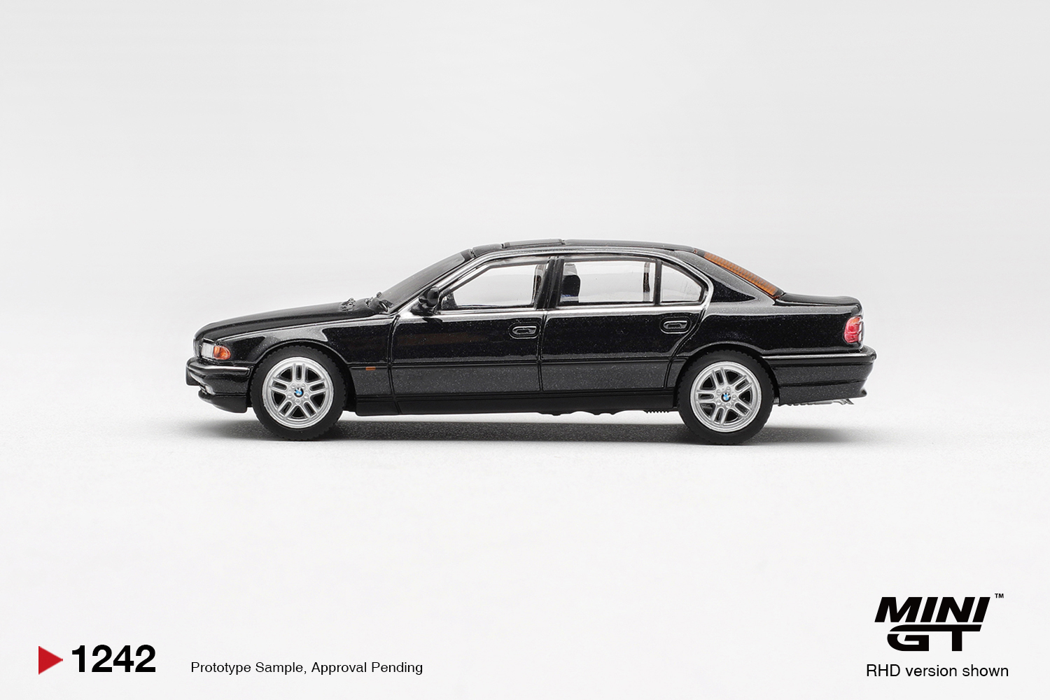 MINI GT 1242 BMW 750IL Black Sapphire | MINIGT 1242 盒裝【現貨】