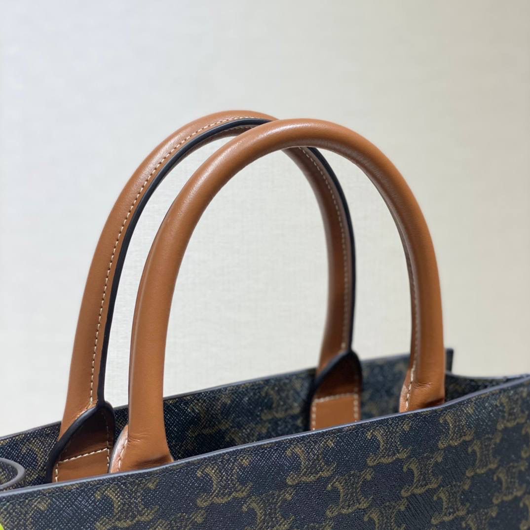 🔥大货实拍图 𝗖𝗘𝗟𝗜𝗡𝗘 ♥ 𝗧𝗥𝗜𝗢𝗠𝗣𝗛𝗘 𝗕𝗨𝗖𝗞𝗘𝗧 𝗖𝗥𝗘𝗖𝗬 金色马衔扣是Crecy系列的标志性元素，以做旧感的原色小牛皮衬托，透出简约而优雅的气质。型号：192072 尺寸：14*21*14cm