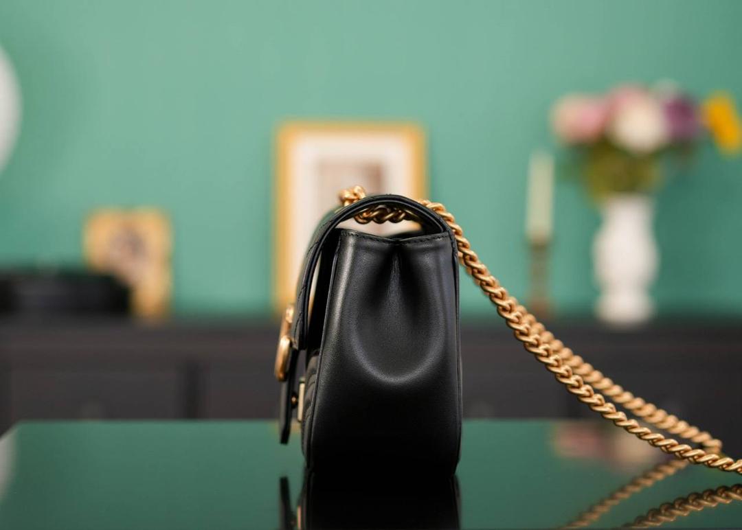 👜🔥GG Marmont系列绗缝迷你肩背包 新款方胖子黑色 18cm （原厂皮 全铜五金） 正品售价,500 GG家经典系列再次推出方胖子设计造型， 保留原有的Marmont经典系列轮廓， 更加精致时髦洋气了~ 容纳量也是非常可观的，日常容纳需求完全没问题， 可斜挎可肩背，也很百搭哟! 官方款号 739682 尺寸：18x15x8cm