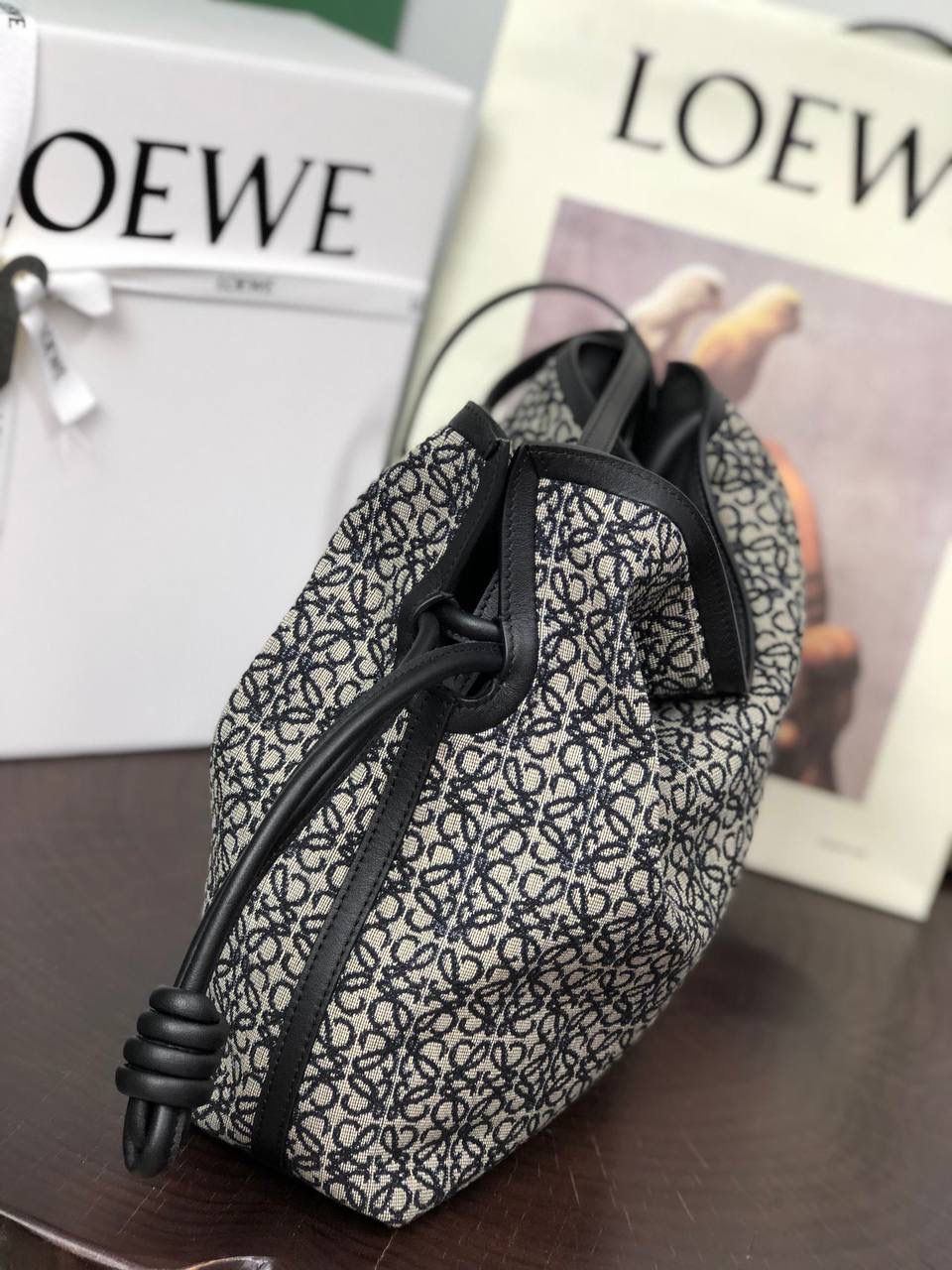 Flamenco clutch-NEW ┈┈┈୨୧┈┈┈ ✦中号✦ ❤️flamenco clutch bag可手拿亦可优雅斜挎 云朵般温暖亦轻盈的造型如此简单，💯耐看💯不会out的款式！ ❤️包袋采用进口小牛皮和提花帆布制成，手感如羊皮般细腻柔软，却比羊皮更加结实耐用，肩背、斜挎或手拿，🉑拆卸🉑调节长度。经典Anagram图案，人字纹棉质衬里。 ❤️ 采用拉绳收紧，品牌标志性绳结设计，收紧袋口就是小福袋造型，超Q，看着不大实际超会装😇 中号尺寸：30-24.5-10.5cm 编码：052028 迷你尺寸：22.5-18-9cm 编码：052030