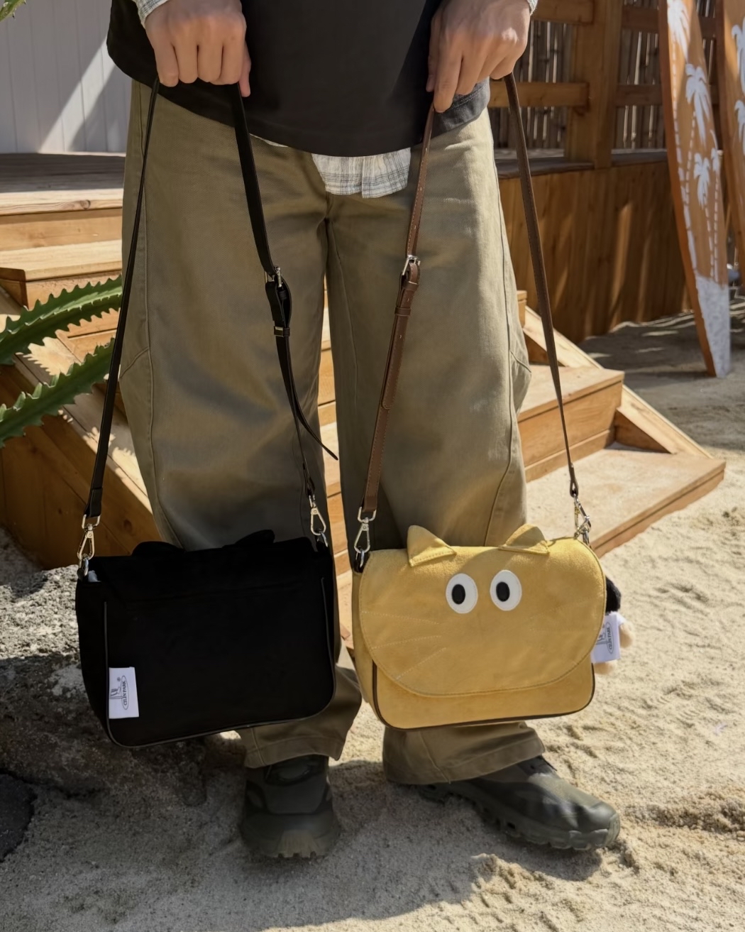 軟糯黑貓與橘貓絨感斜孭袋