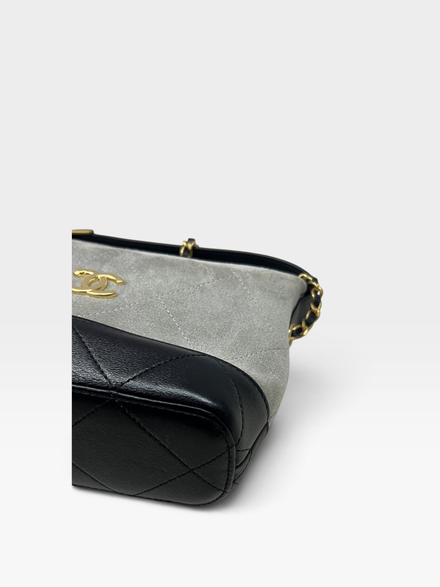 Pre-Owned CHANEL Clutch with Chain / Product Code: 102921