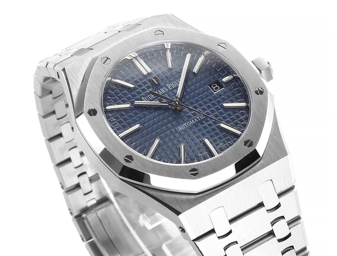 APS一体3120 最强"钢王"壳套特点 1、与原版一致:直径41毫米和厚度 9.8毫米 2、APS版的15400是市面上唯一能与原版各部件互换通用的版本，表壳所有结构位置和装配方式与原版一致 3、表壳表带细腻的拉丝且不会锋利的工艺更突显出APS一直对细节的一丝不苟 4、表带头粒连接表头处与正品一致的活动头粒设计 5、表扣的开关质感与各部位的雕刻工艺均与正品一致 6、APS版的15400兰色字面做工与颜色和正品放在一起几乎毫无色差 7、机芯方面完美复制原装3120机芯，真正的无卡度一体机芯，不再是9015加甲板