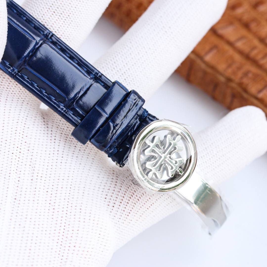 百达翡丽5320G-001超级复杂功能时计直径40毫米一体冲压成型的双层式精钢表壳，致敬了经典的设计语言奶油色的表盘营造复古氛围，表盘边缘刻印有密分秒数刻度，配金质阿拉伯数字及五分钟凸圆刻度字钉，更有立体感。时分指针以巴顿式设计为基础，配以尖长的针尖，这特色造型是呼应了 1950 年代 Ref. 1463 计时码表的指针。表盘6点位置是月相显示和日期分拨。所有的万年历标志都很好，一眼就能读懂。内里搭置了仿324 S Q 自动上链机芯，是 324 自动上条传奇机芯的精装版本。机芯夹板桥经倒角，边缘作细意打磨，主夹板饰以鱼鳞纹，而夹板则缀以日内瓦波纹，夹板表面有包金雕刻，螺丝凹槽经打磨和倒角，连钻孔亦同样经打磨处理。搭配朱古力啡色牛皮表带，进一步带出复古气息。经典气息满满，欢迎表友品鉴