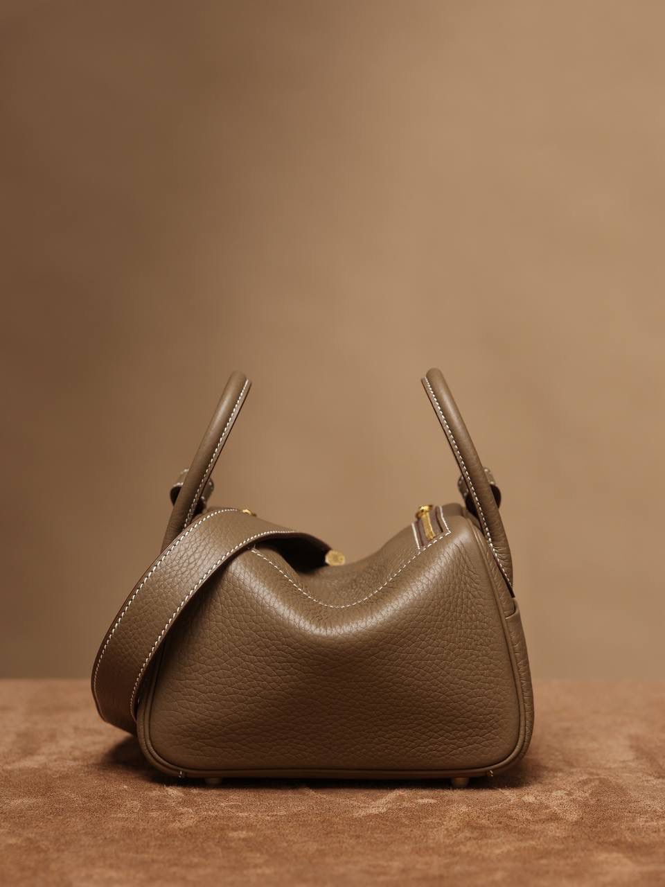 Hermes 爱马仕 Lindy Mini 19cm 大象灰金扣👜✨ Lindy 独家渠道货 独家欧洲原厂皮原厂五金组装的ZP尾单货 尺寸：19*12.5*9cm Lindy是采用原厂的正品TC皮，什么是TC皮？ 爱马仕专用的clemence,简称tc皮，是Hermes最受欢迎的皮革之一，颜色会比Togo少一些，但是纹路比Togo细腻，含油更高，更软，因此稍稍有些下垂感的特点。