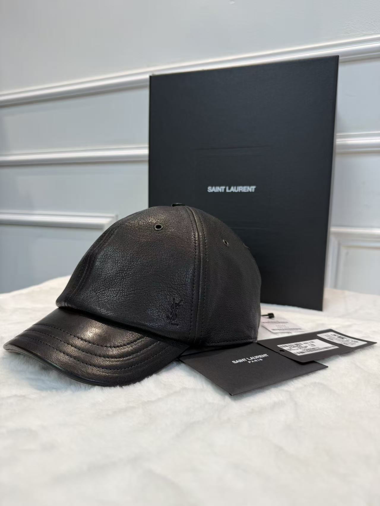 【減價平過原價一半有多‼️】YSL品牌logo浮雕圖案 全黑 小羊皮 鴨舌帽