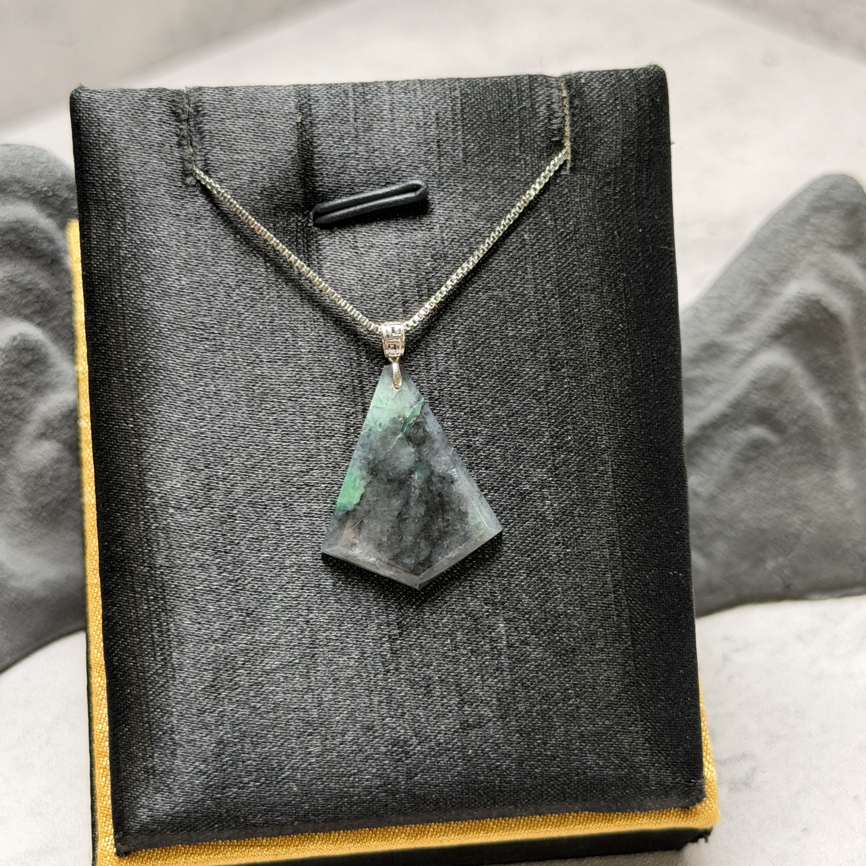 烏雞帶綠一生富祿無事牌吊18K