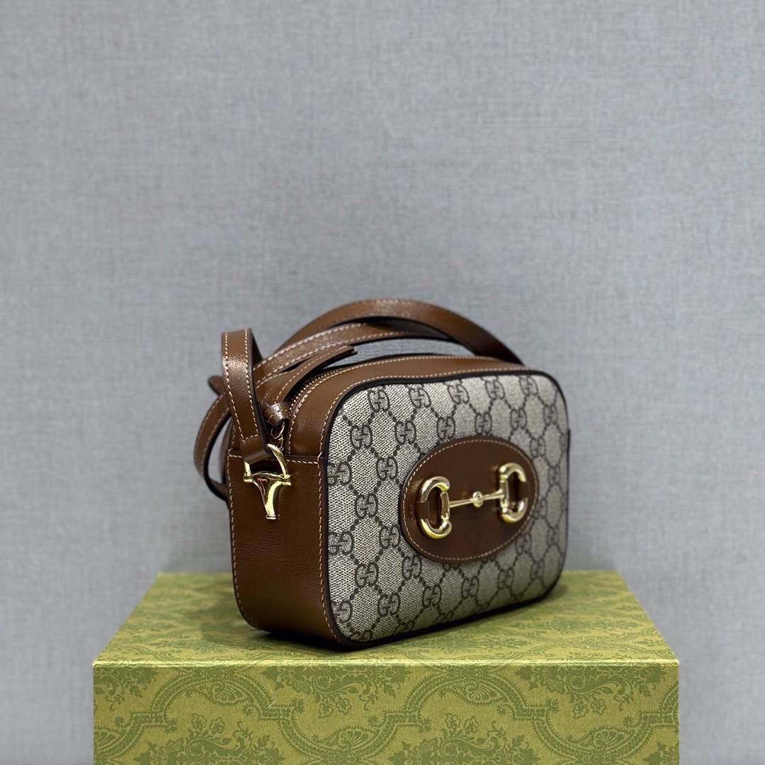 吐司🍞大爆款🔥 再来一组细节图；以表达我对他的强烈爱意，哈哈哈哈哈哈！Gucc1 horsebit 吐司包🍞(顶级原皮) 啊啊啊啊啊！！超级无敌大爆款！这应该就是我心目中的白月光， 实物是那种看到不需要犹豫马上就会买的， 相机包很多款，目前为止这个是我心目中的top 马衔扣元素和这个面料一直是我最爱的搭配设计 只是没有想到做成相机包可以这么可爱有趣 简简单单的造型却如此耐看且有那么一点高级感 跟其他相机包完全不一样！！反正这个我一拿到我就很爱很爱很爱！这个你们都可以入，必定会成为经典款！ 型号760196；尺寸20/13/6cm