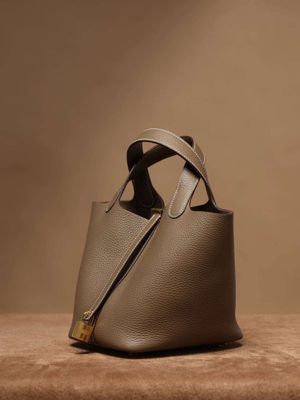 H正式上线！ 大象灰18cm金扣 独家渠道货！手机实拍！独家背景！ 纯手工制作、细工慢活、工匠精神雕刻的艺术精品！ 尺寸：18 X 19 X 13.5cm