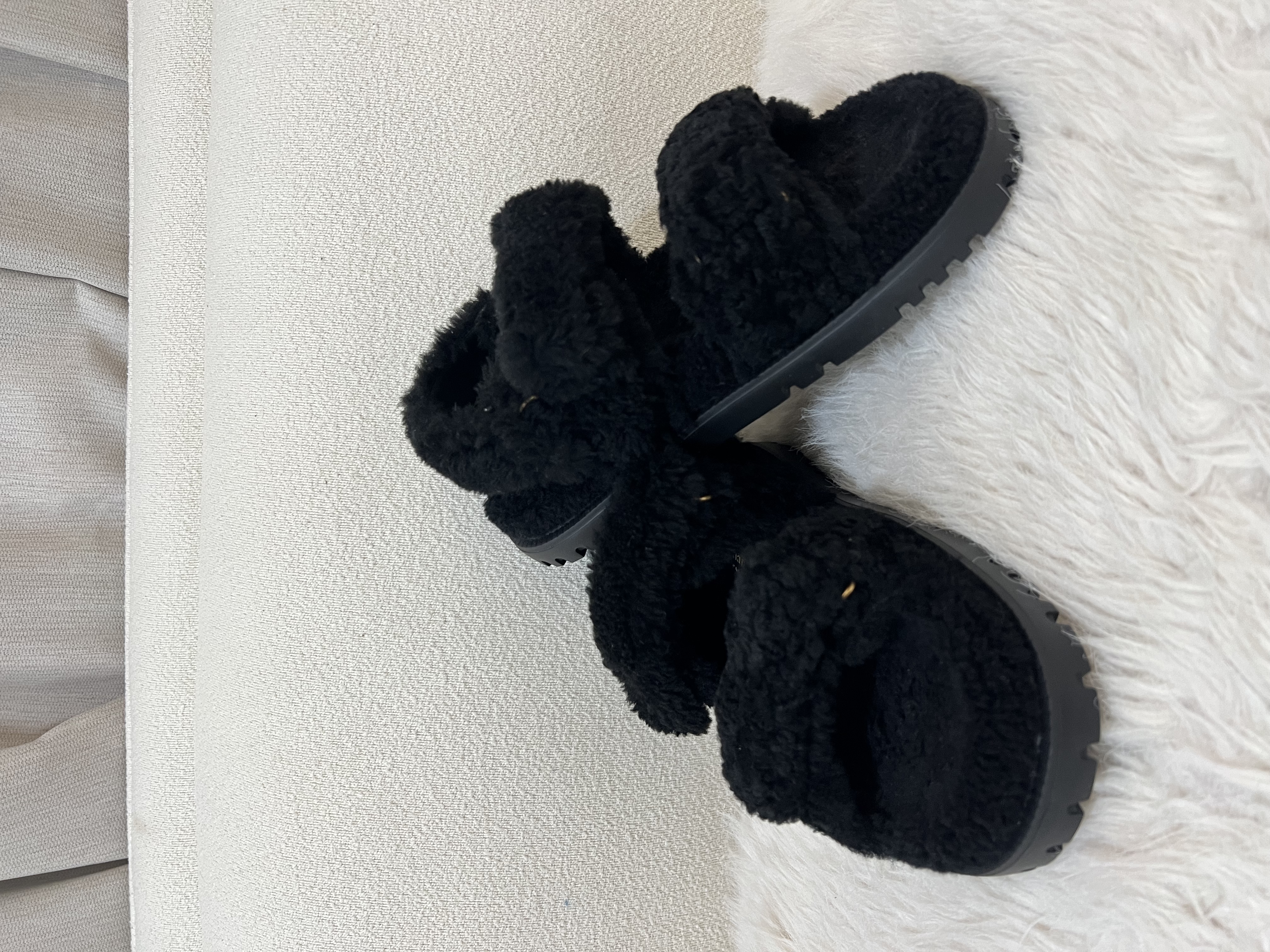 Unused Item Dior Dioract sandals in black shearling/ Product Code: 26022011