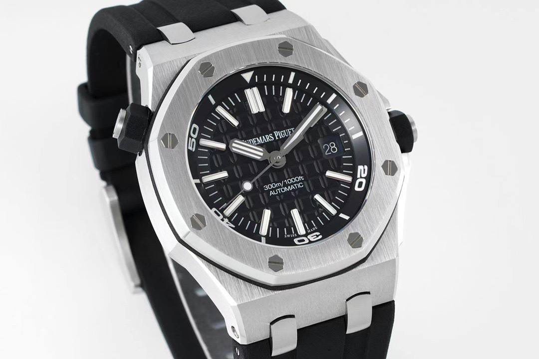 爱彼15710潜水之王！3120一体机芯，打造内在外在最强复刻🔥🔥 1.表壳采用多次打磨，只为了棱角数据吻合，材质触摸感觉一致； 2.最强机芯夹板打磨，特调色18K玫瑰金自动托颜色； 3.最人性化的可松动头粒缓冲区域，确保吻合原装设计； 4.最立体和最工整的盘面“饼干纹理”保证和正品一模一样： 5.最持久的夜光和对的最齐的内应刻度，IPF直击重点。 6.采用原装一致的装配结构，做到细微一致！ 7.最接近原装的指针，切面锋利整齐无毛刺； 8.最接近原装日历放大镜，通透性市面最强； 9.最强蓝宝镜面通透感官，并镀有防眩晕增透镀膜； 最最主要的机芯：采用一体AP.CAL.3120机芯，功能稳定，动力储存原装一致的41小时，外观一致！潜水之王，重新归来！