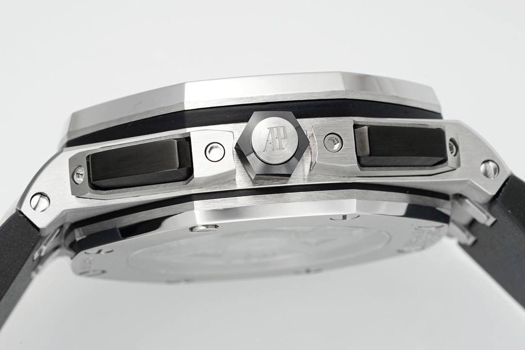 独家开发爱彼皇家橡树离岸系列26420，购入原装1.1打造💯全表采用德国最新cnc技术，每个细节都同步原装，表带表扣通用原装技术实现快拆技术可同原装互换，字面采用最新款纵横格纹面，上手霸气豪华，机芯使用最强丹东机芯外观复刻原装4401机芯实现正面反面与原装难分雌雄。首批数量有限先到先得。首批颜色分别为，1，玫瑰金熊猫眼，2，最火沙漠黄烟熏盘，3，经典蓝盘白眼，4灰盘蓝眼睛，5，经典百搭白熊猫。