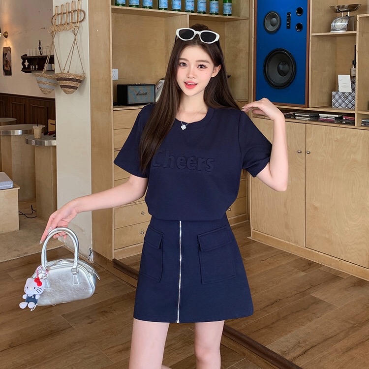 B64(308) 韩版压痕字体CHEERS假两件拼接下摆前部拉链双口袋黑蓝连身裙