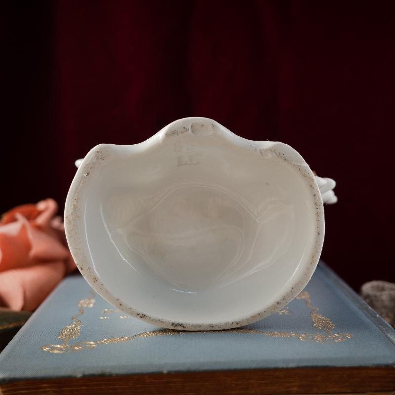 Antique Victorian c.a.1860s Handpainted Floral Gold Trimmed Leaf Shape Spill Vase (MT1546-1)