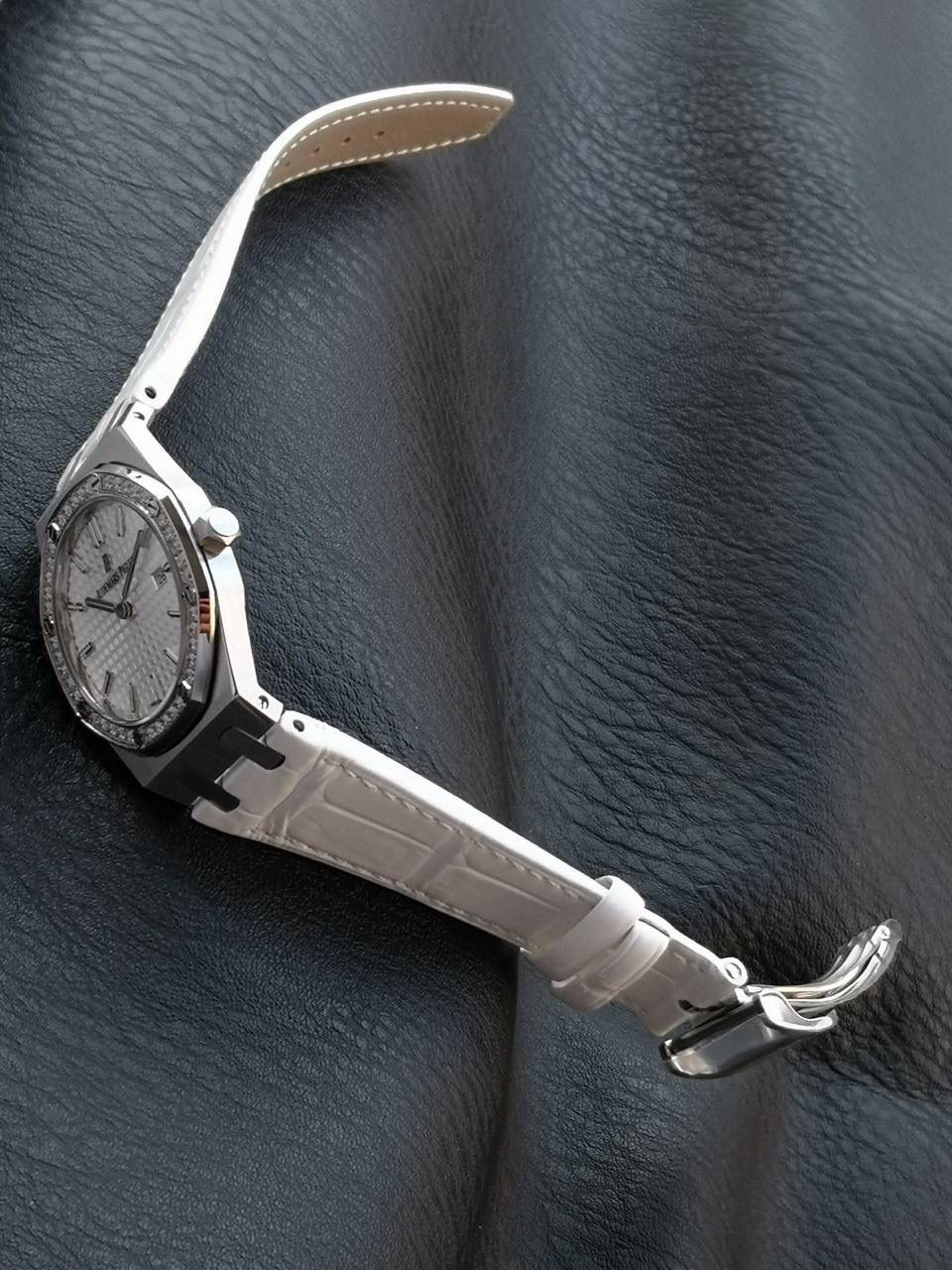 凭借无可比拟的璀璨光芒，SWAROVSKI ZIRCONIA已成为市场上最优质及最能与钻石媲美的合成立方氧化锆。完美饱和的色彩，精湛非凡的切工，源自施华洛世奇逾百年的精确切割经验，以及幻彩钻石的灵感启发。此外，已获专利的表面优化工序TCF (热熔着色技术)，为SWAROVSKI ZIRCONIA缔造出鲜艳夺目的色彩；这项技术不但符合环保要求，更确保每颗宝石没有经过辐照处理，不含辐射。由此而来的合成立方氧化锆色彩持久之余，亦经得起日常使用的考验。 🚀品质保证🚀 V7厂每颗SWAROVSKI ZIRCONIA均刻有非肉眼可见的认证标记。以镭射镌刻的“SWAROVSKI ZIRCONIA”品质认证标志