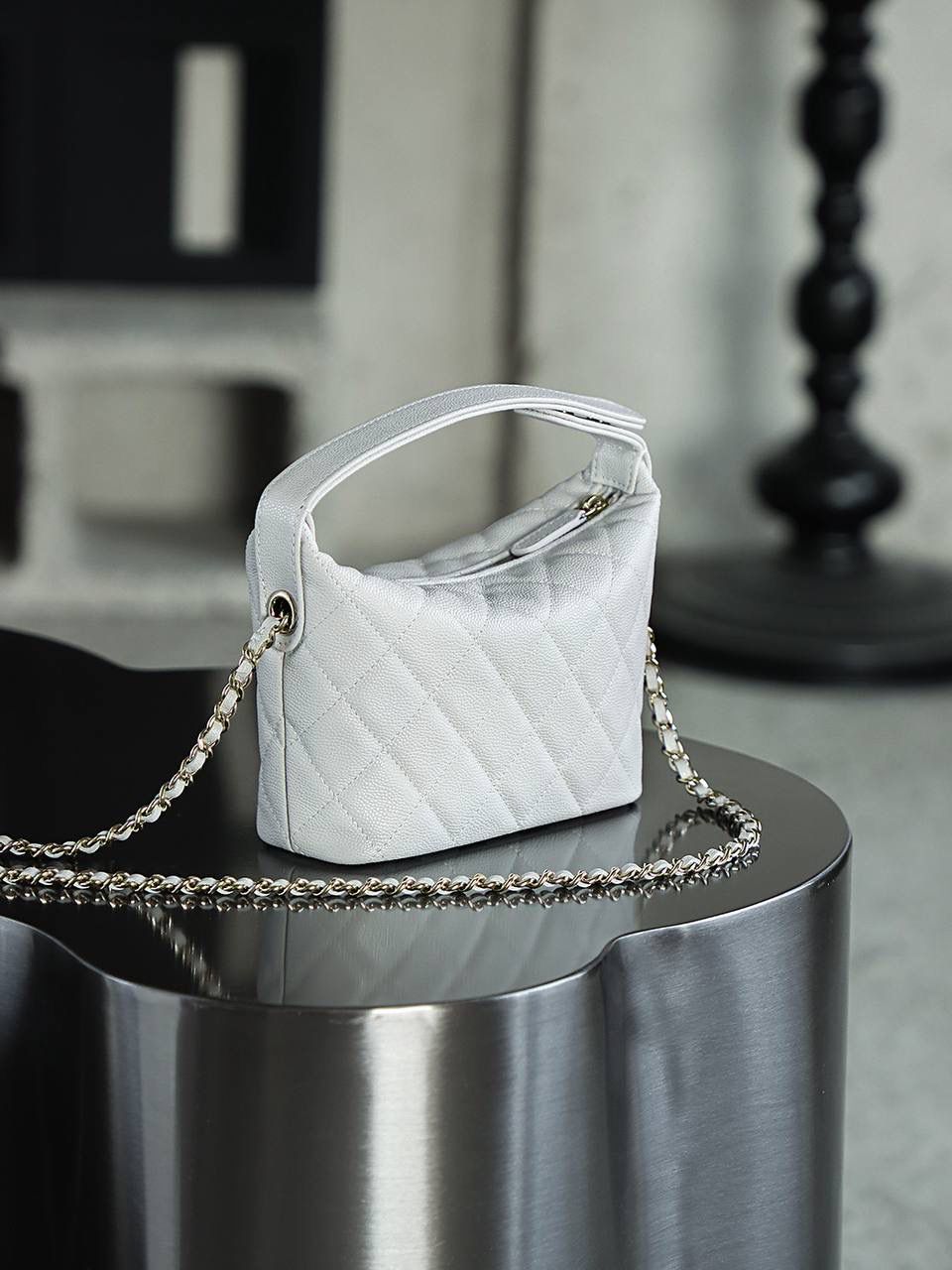 25C飯盒包鑒定版👜 一包一碼 支持全球鑒定查驗身份證原廠專G Haas皮料過關清單資料可査詢 手提飯盒包是這季25C的早春爆款 很實用日常的一隻包 爆款是有原因滴 因為好看又能裝 少見的鏈條居然還能拆卸，還可以肩背或者手拿。 五金：厚镀14k五金 皮料：Hass中球小牛皮 尺寸：21.5*19*6cm