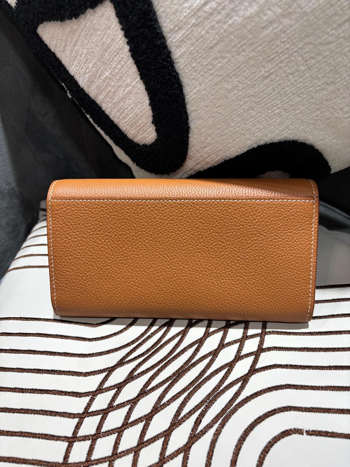 未使用品 Burberry Flap Long Wallet Calfskin Tan 100%Authentic, Unused 未使用品 ✅Dust bag