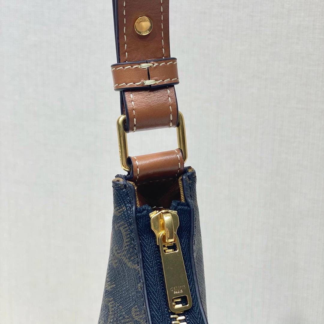 🔥大货实拍图 𝗖𝗘𝗟𝗜𝗡𝗘 ♥ 𝗧𝗥𝗜𝗢𝗠𝗣𝗛𝗘 𝗖𝗔𝗡𝗩𝗔𝗦 𝗔𝗩𝗔 灵感来自1990年代中古包Macadam，采用小巧优雅的月牙形轮廓，搭配耐看的棕色调凯旋门老花和小牛皮滚边，透出复古娇俏气质。型号：193952 尺寸：23*14*7cm