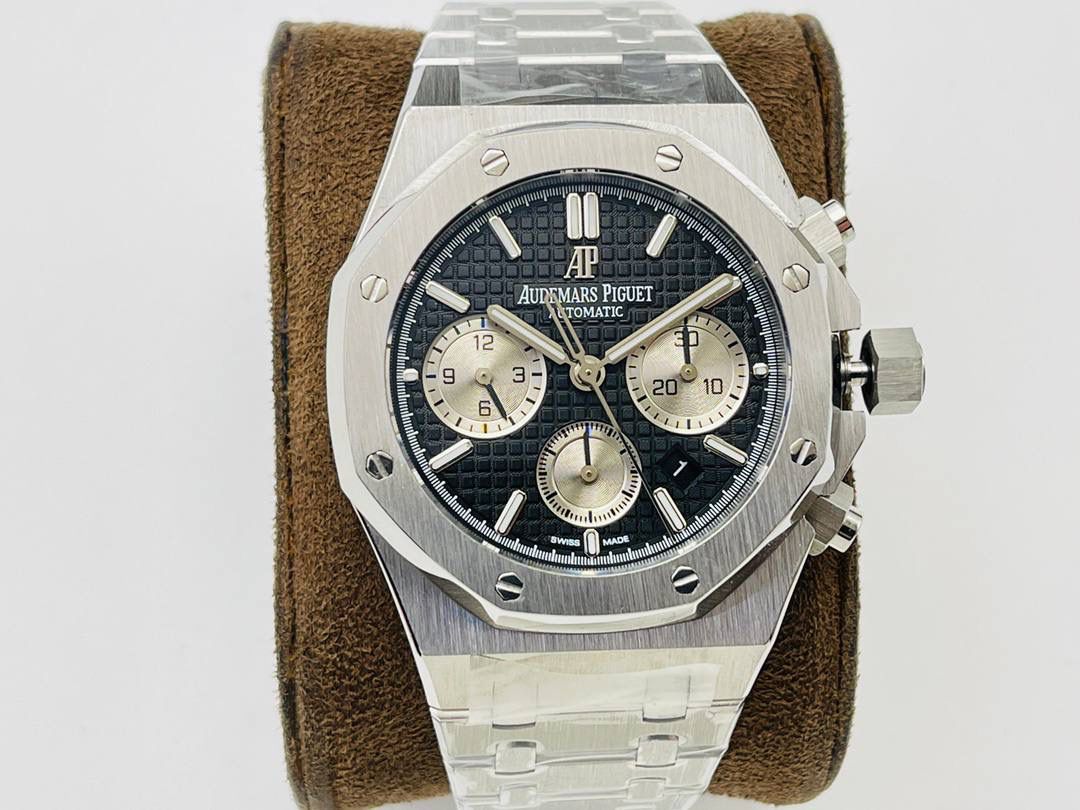 AP爱.彼皇家橡树系列26331OR多功能计时机械腕表41MM！ 1⃣️【机芯】7750改原装机芯 6字位小秒 功能与原装一致！ 2⃣️【表镜】表镜选用进口蓝宝石玻璃镜面！ 3⃣️【表壳】采用进口316精钢表壳，表壳通过拉丝和部分抛光打磨处理之后，忽明忽暗展现出精致而硬气的独特气质！ 4⃣️【头粒】头粒设计与专柜一致可以微调 佩戴更佳贴手舒适 经过多道工序的打磨和磨砂处理，终把AP特有的八角型表圈表达出棱角分明的线条！ 5⃣️【表盘】超强夜光显示，可以在任何环境下读取时间！