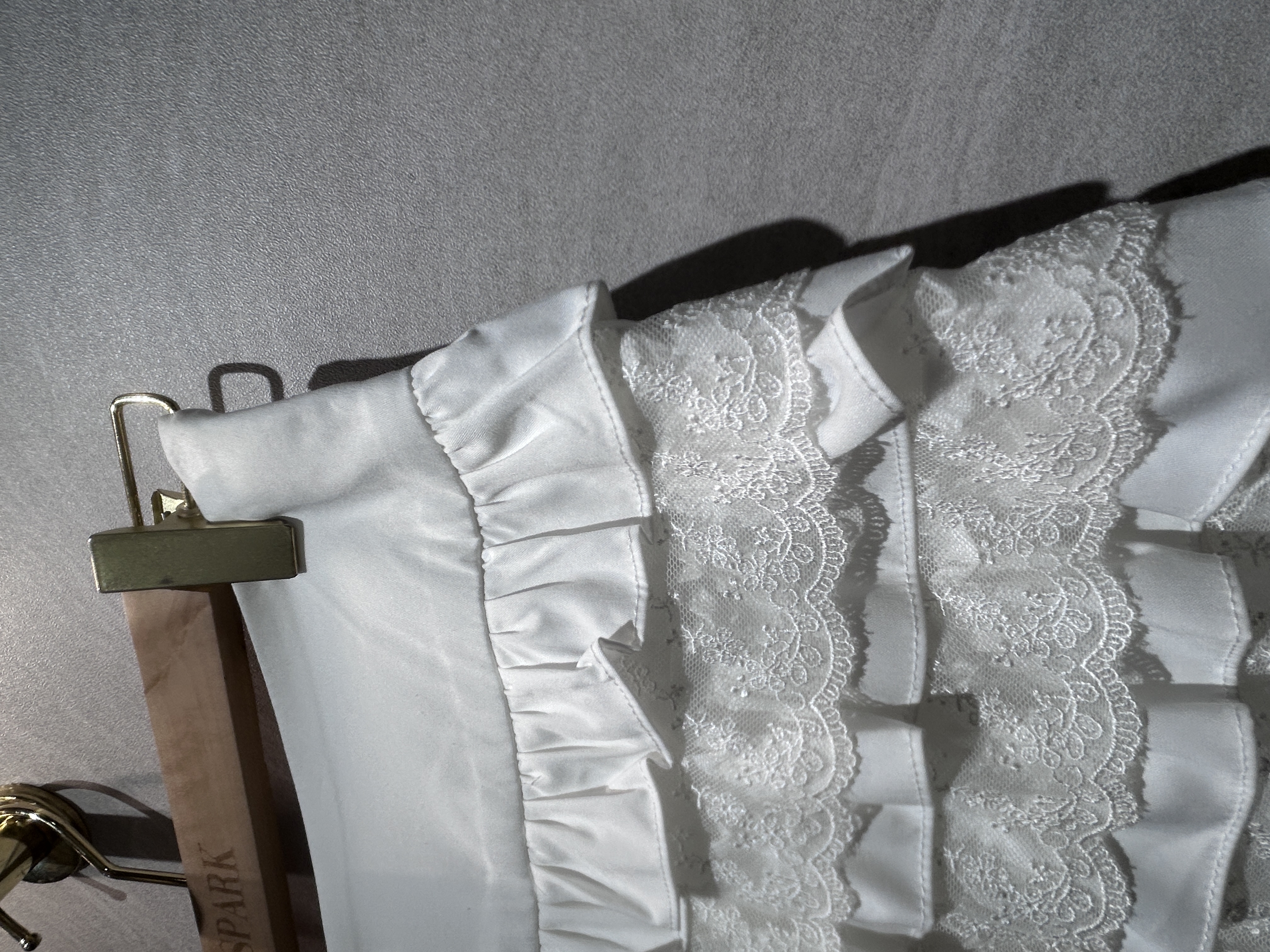 白色蕾絲荷葉邊迷你裙