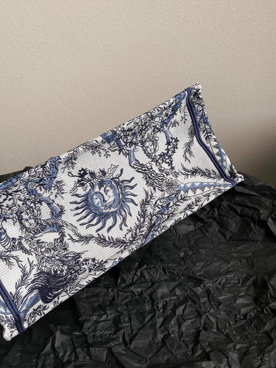 🈶蓝白中号 𝗖𝗗 𝗕𝗼𝗼𝗸 𝗧𝗼𝘁𝗲 24太阳神阳光茹伊 它有代表春天的玫瑰 夏天的麦穗，秋天的枫叶 以及冬日的枝干🍂 整个太阳也是关于守护的象征 寓意是非常美好的，浪漫且神秘 那种高定视觉，沦陷了！！ 行走在街头很是时髦🌟🌟 36×27×16cm