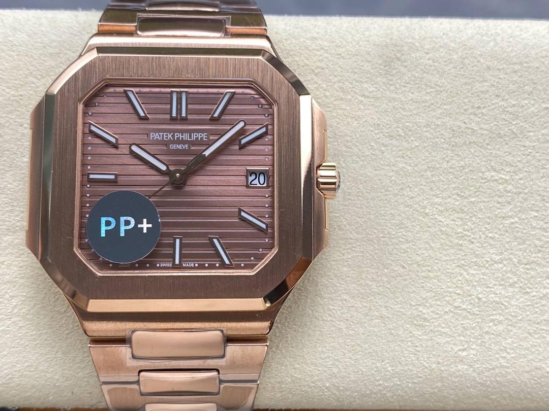 PP+ 百达翡丽 方形 新系列CUBITUS 5821腕表 亮点特色：1️⃣机芯:搭载定制9015改Cal.26-330 SC一体机，调时不停秒，调时不停秒，摆轮位置均与正品一致，自动上链机芯。2️⃣钢带:316L定制级人体工程学表带，新扣款式。3️⃣表壳:尺寸45毫米厚度仅8.3mm，为表壳对角线长度(即10点位至4点位),因为表壳近似于方形，上下边的宽度会小于这一数值，所以视觉效果并不是很大。 搭配上，5821属于运动风格腕表，日常搭配正装和休闲风格也可以。