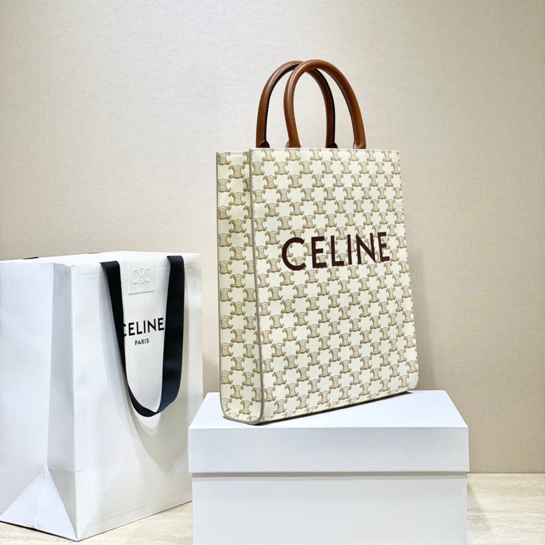 🔥大货实拍图 𝗖𝗘𝗟𝗜𝗡𝗘 ♥ 𝗧𝗥𝗜𝗢𝗠𝗣𝗛𝗘 𝗖𝗔𝗕𝗔𝗦 𝗧𝗢𝗧𝗘 思琳托特包算是无性别主义了，男女都可用。型号：191542 尺寸：28.5*33*8cm