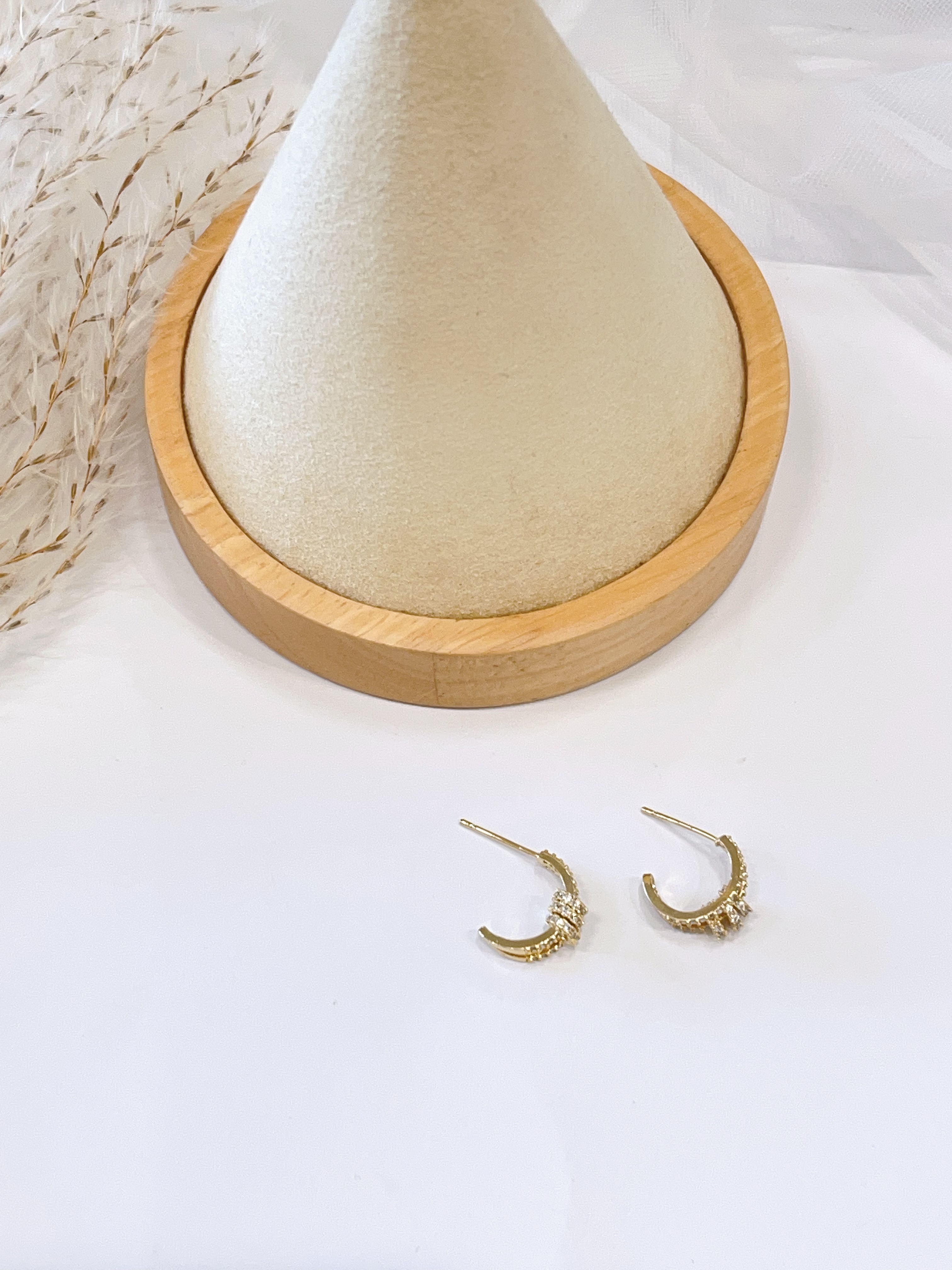 好漂亮的耳环！镶钻线条加上小圈的设计