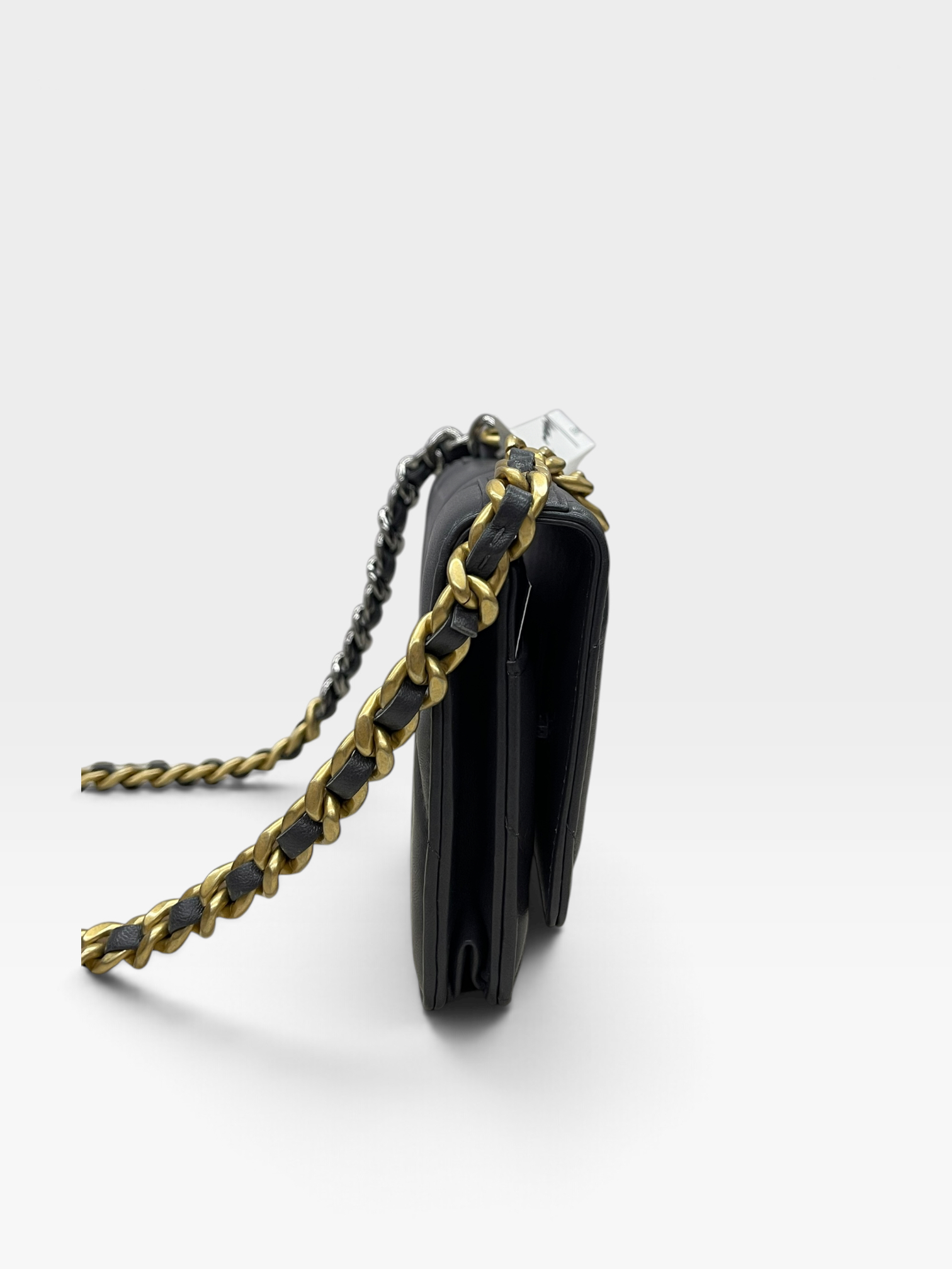Pre-Owned CHANEL 19 Wallet On Chain / Product Code: 091008
