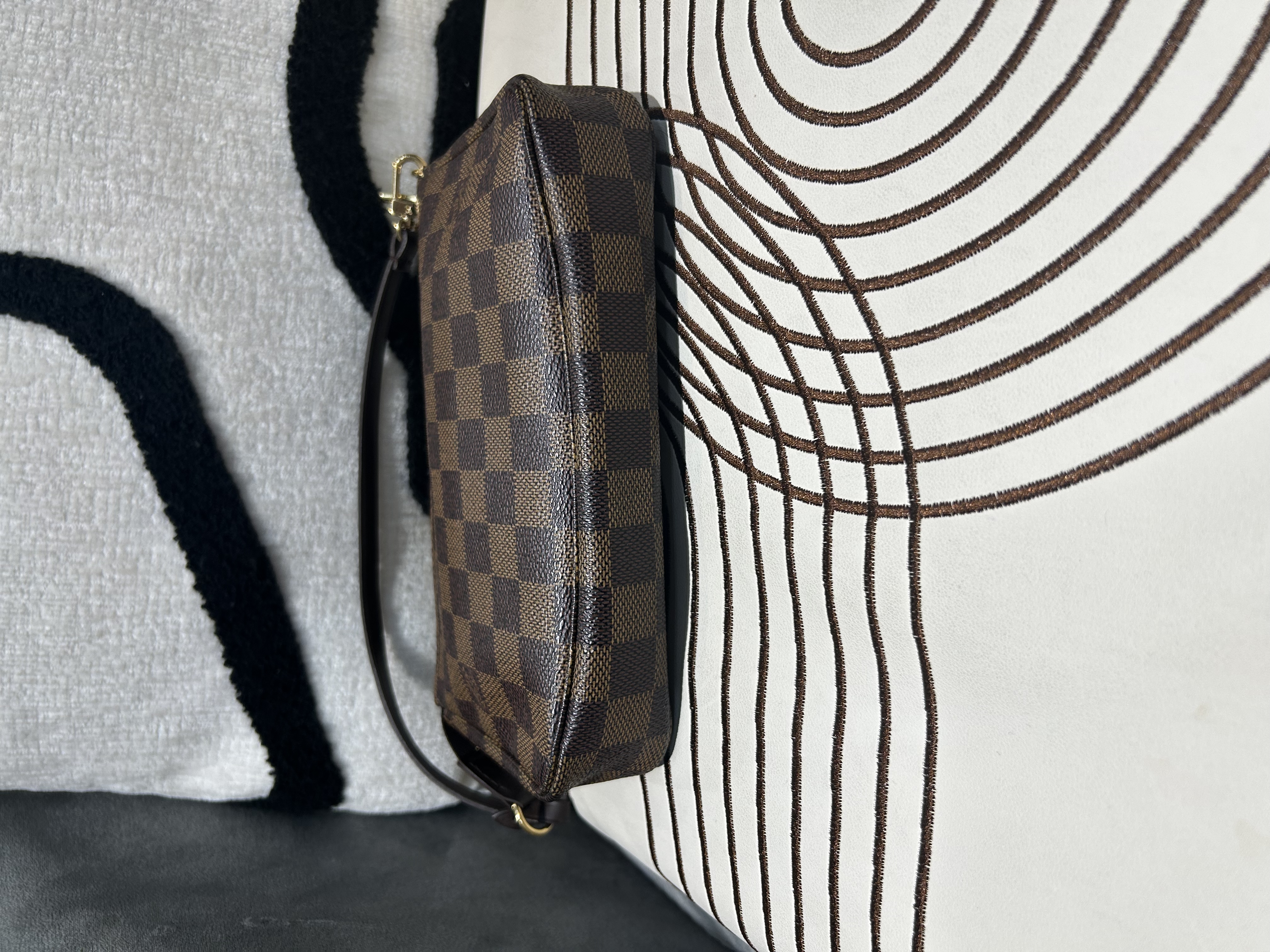LV Pochette Damier Hobo Bag 100%Authentic, 98%New