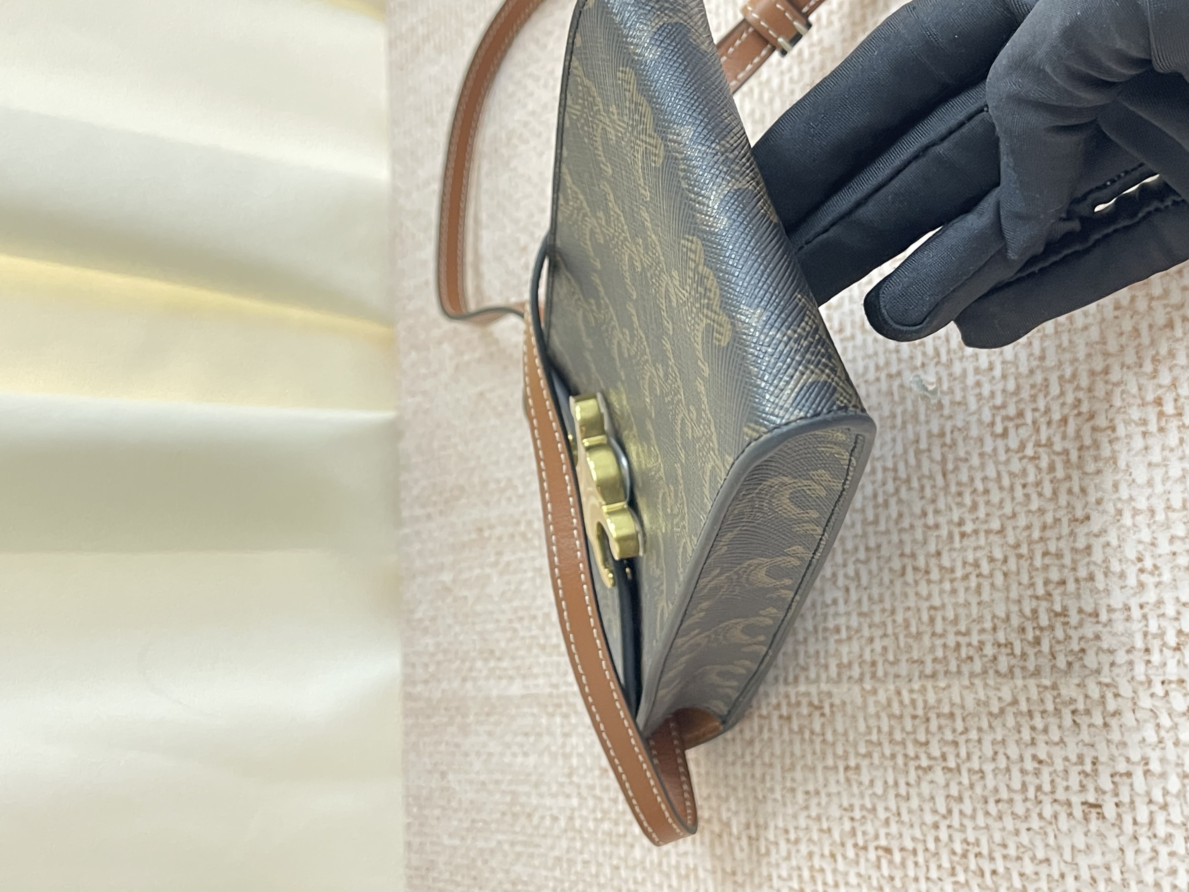 Pre-owned Celine Triomphe Phone Pouch / Product Code: 26040108