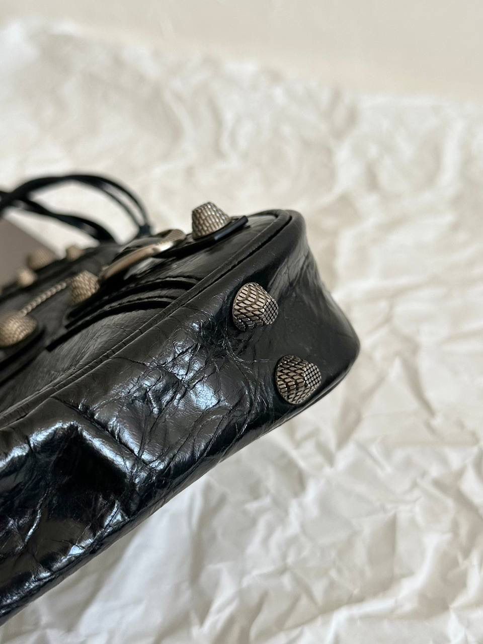 ba1enciaga Le cagole机车相机包💥 现在的男生打扮得越来越年轻时髦 这种时髦的男包简直像珍宝一样难得 他们家真的太懂现在的潮男潮女的需求了 版型是常规的相机邮差包，不会太over 但是！整个包都写着"机车"二字！ 低调的发着光，品味腔调的象征 咱家的油蜡皮爆裂感老客都知道的 纹路必须狠狠的"裂"开来 那种平滑的便宜的不对版皮请靠边～ ZP开发⚠️所有细节一致 21.5×17.5×5.5cm719065m