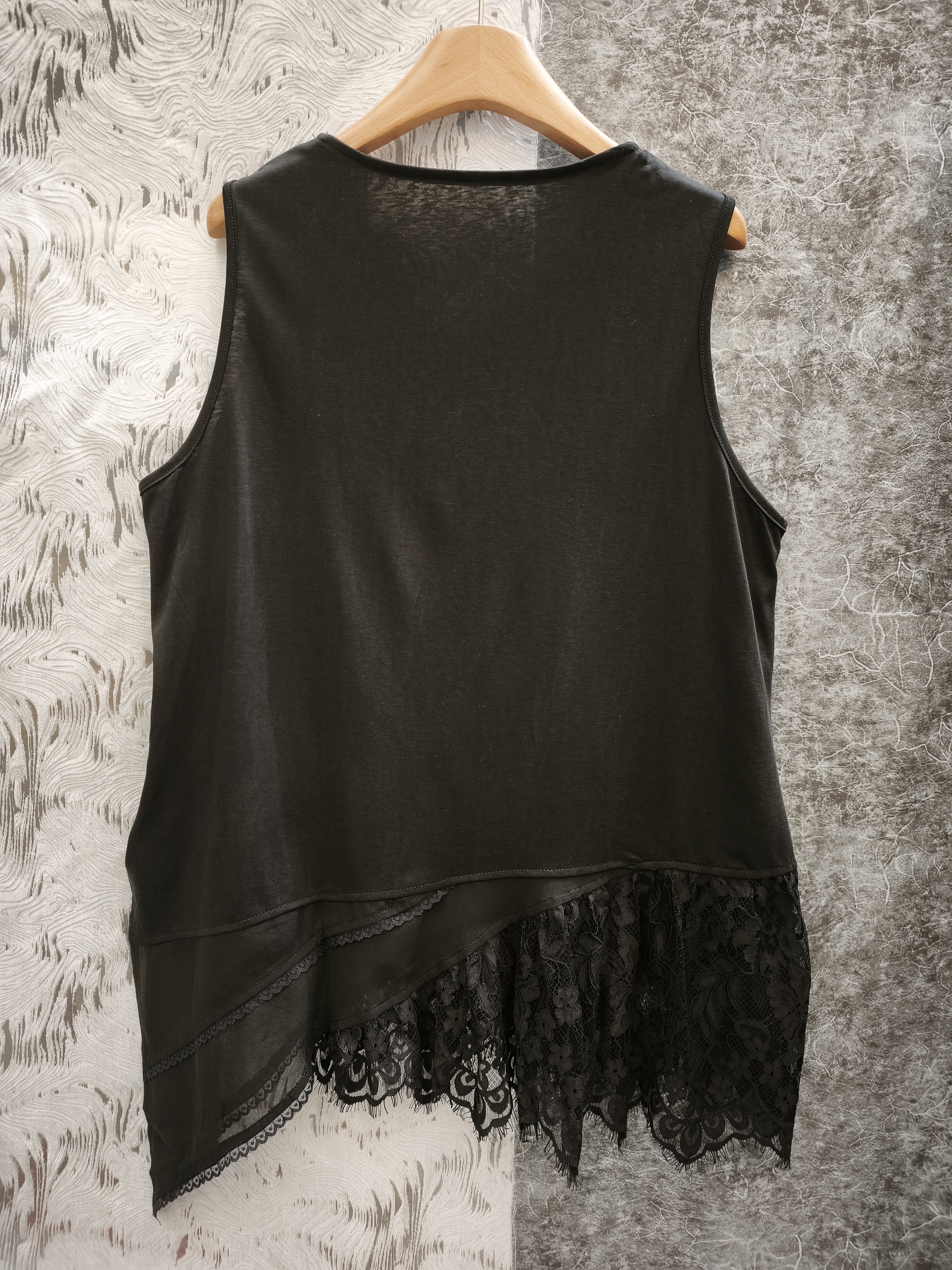 百搭蕾絲V領打底