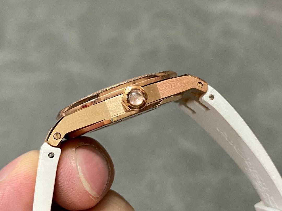 爱彼67601 尺寸33mm 全网女神看过来😍😍这款爱彼女表才是最具有性价比的… 爱彼皇家橡树系列型号67601石英腕表，皇家橡树系列独有的八角形外观还拥有爱彼独特的设计风格也将女士优雅风格融入其中，深受女明星们的爱戴，表带澳洲湾鳄鱼皮，即使只有33毫米的小尺寸，也将爱彼独有的纯净美感与刚毅线条展现的淋漓尽致💝💖💘而镶满钻石的表圈也为佩戴的女士增添了更多的柔美。（32颗明亮式切割美钻）巴蒂镶嵌一枚半透明凸面蓝宝石，搭载瑞士进口石英机芯，拥有实用的日历显示功能，女士们佩戴起来不会显得沉重 ！